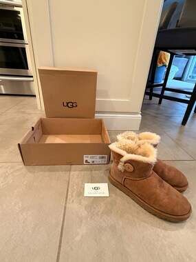 UGG Women's Mini Bailey Button II Boot Chestnut Size 8